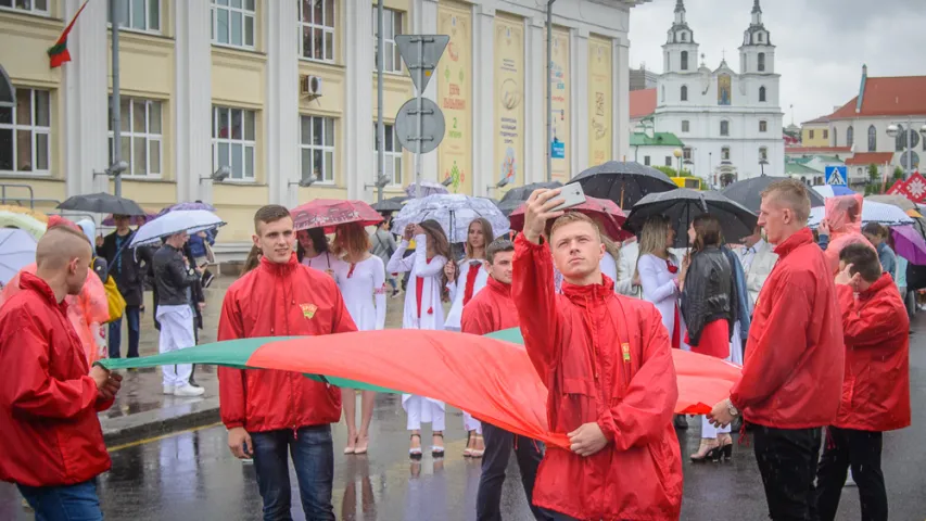 БРСМ правёў свой Дзень вышыванкі — пад дажджом і з бонсцікамі