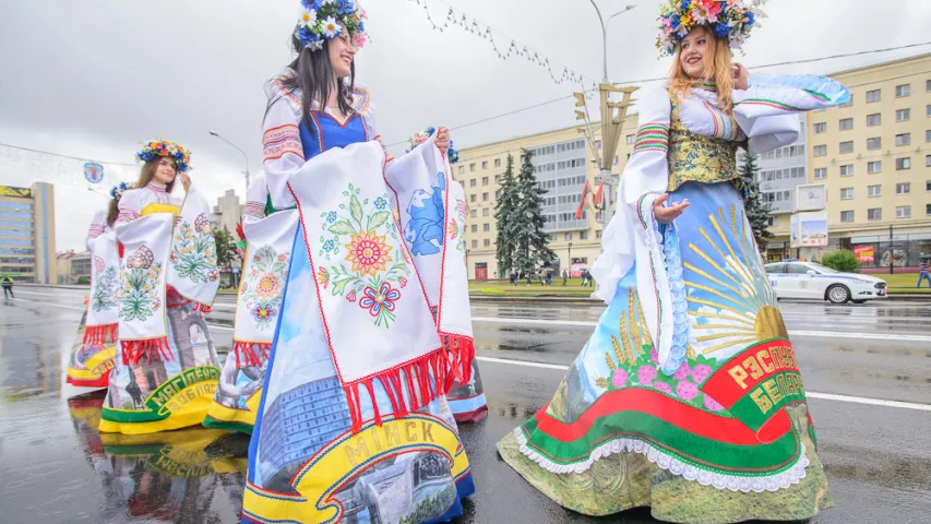 БРСМ правёў свой Дзень вышыванкі — пад дажджом і з бонсцікамі