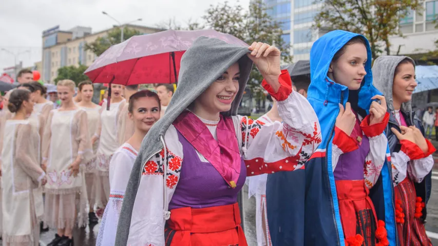 БРСМ правёў свой Дзень вышыванкі — пад дажджом і з бонсцікамі