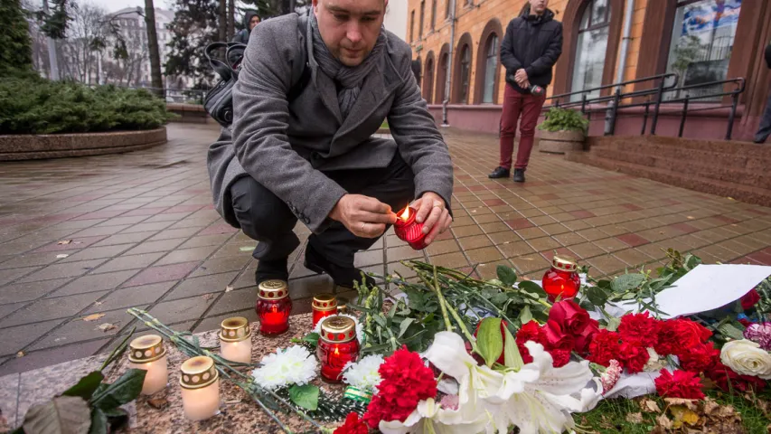 Беларусы нясуць кветкі да амбасады Францыі ў Мінску – фотарэпартаж