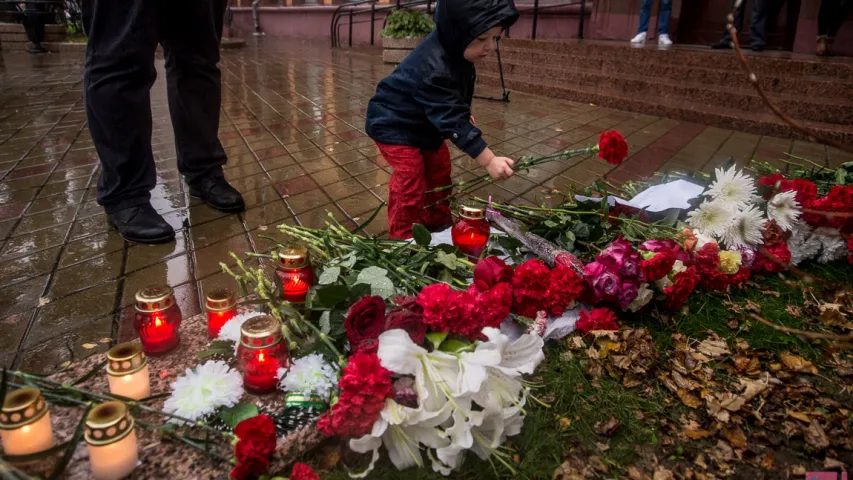 Беларусы нясуць кветкі да амбасады Францыі ў Мінску – фотарэпартаж