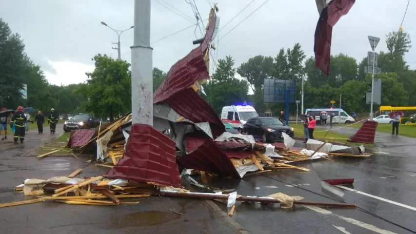 Непагадзь у Мінску: вецер сарваў дах дома і кінуў яго на машыны (фота)