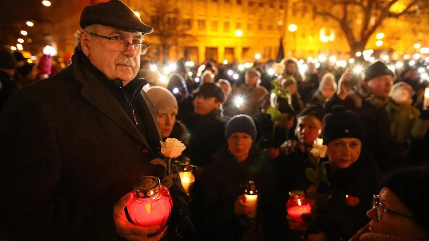 Пасля забойства мэра Гданьска Адамовіча людзі выйшлі на вуліцы гарадоў (фота)