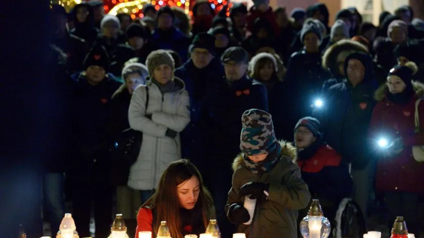 Пасля забойства мэра Гданьска Адамовіча людзі выйшлі на вуліцы гарадоў (фота)