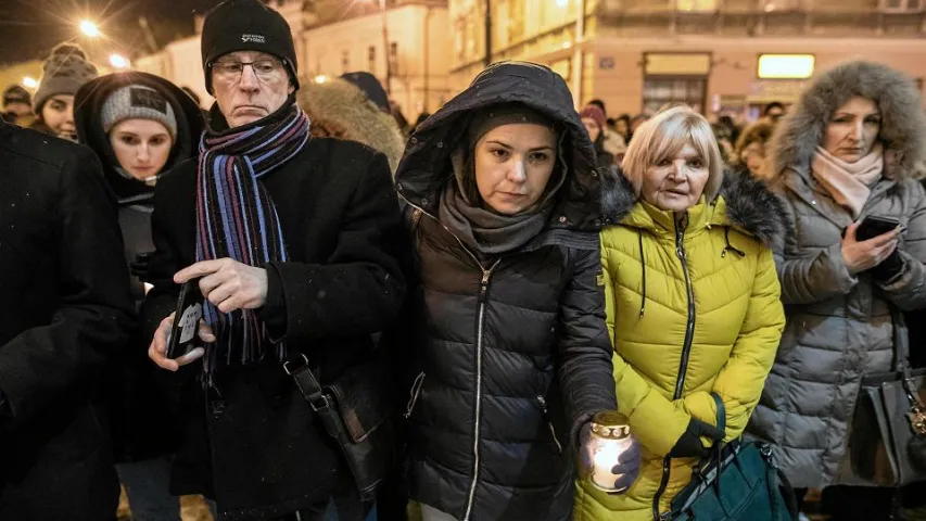 Пасля забойства мэра Гданьска Адамовіча людзі выйшлі на вуліцы гарадоў (фота)