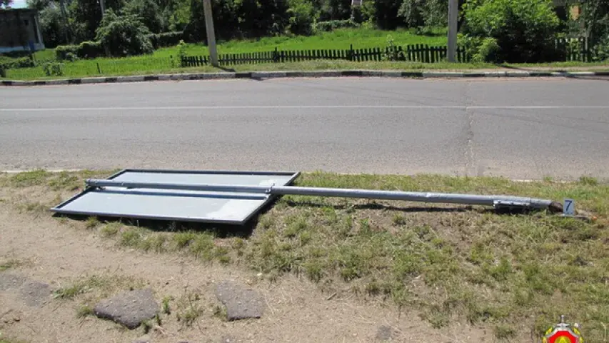 Пасля сваркі з дзяўчынай хлопец зламаў дзевяць дарожных знакаў